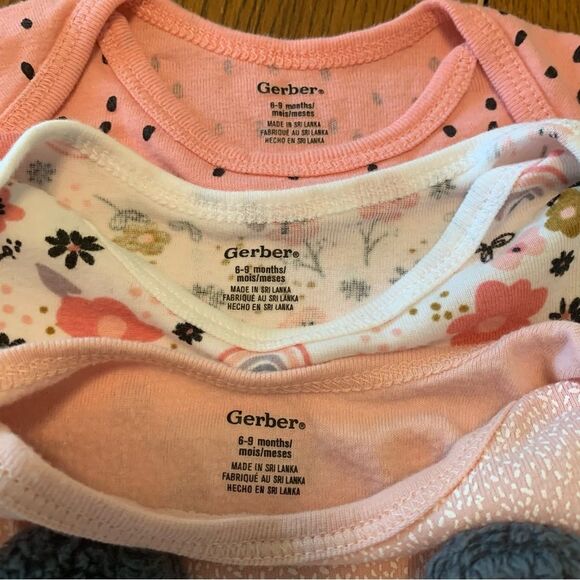 Onesies - 3 Gerber 0-3 M, 1 Gerber 3M, 3 Gerber 6-9M, 1 Carter 3M 1 Carters 9M. - Picture 8 of 10